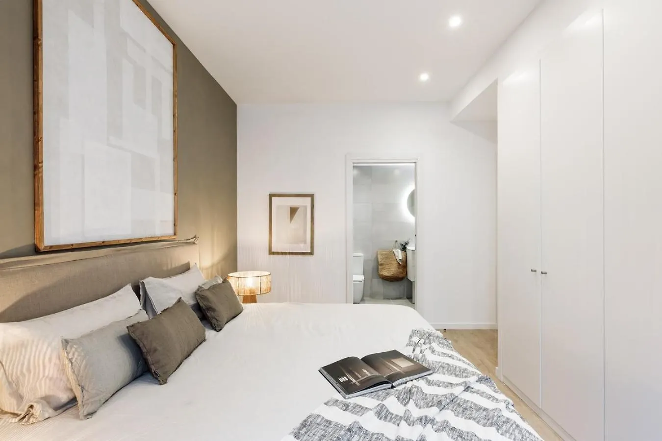 Camerota - 2 Bedrooms, Terrace And Balcony In Ciutat Vella Barcelona Spain