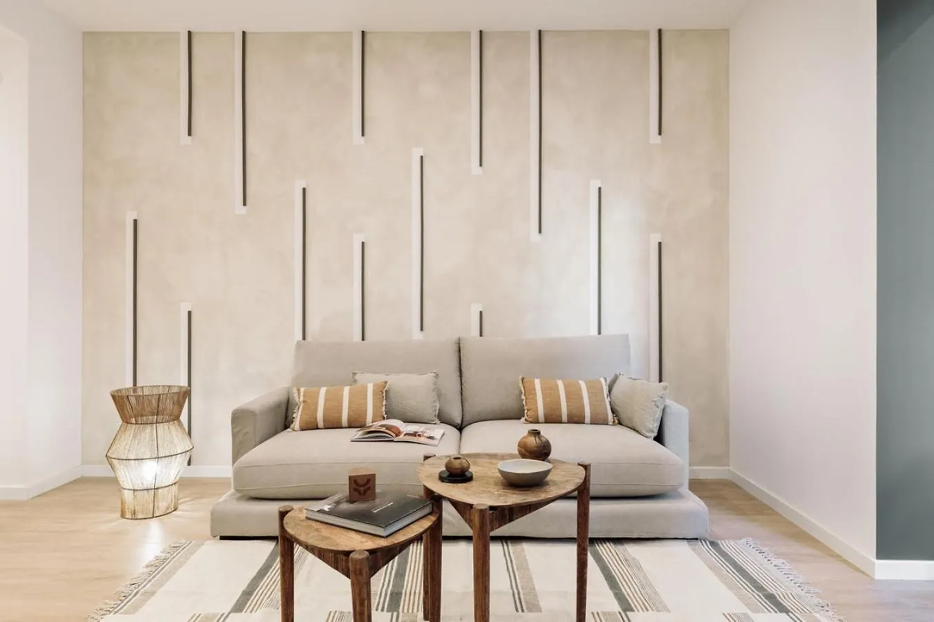 Camerota - 2 Bedrooms, Terrace And Balcony In Ciutat Vella Barcelona Spain